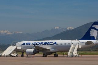 Letadlo hodinu kroužilo nad Korsikou, dispečer na kontrolní věži usnul - Novinky